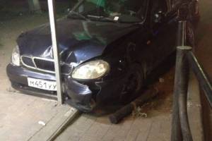 В Астрахани автомобиль влетел в остановочный комплекс
