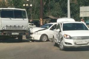 В Астрахани на улице Николая Островского столкнулись сразу три автомобиля