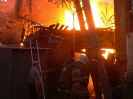 В Астрахани сильный пожар: сгорели две квартиры и хозяйственная постройка