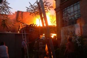 12 человек эвакуировали из-за сильного пожара в центре Астрахани