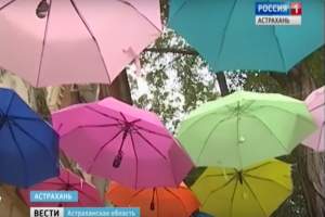 Одну из центральных улиц Астрахани украсила аллея зонтиков