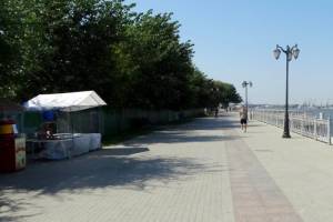 Горожане предлагают запретить езду по тротуарам в Астрахани