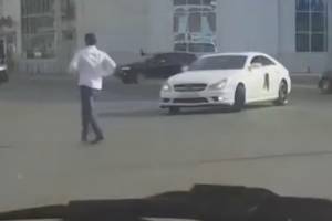 В Астрахани дорогу перекрыли для дрифта свадебной машины (видео)