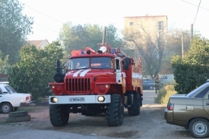 Благодаря слаженным действиям астраханских пожарных огню не удалось переброситься на жилые дома
