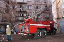 В Астрахани из-за неосторожного обращения с огнем сгорели две бани и входная дверь квартиры