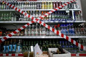 Родителей будут наказывать за покупку алкоголя их детьми