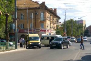 Внедорожник столкнулся с маршруткой в Астрахани (фото)