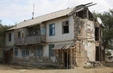 По требованию прокуратуры в г. Астрахани снесены четыре аварийных дома
