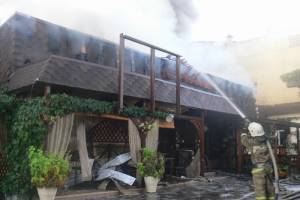 В центре Астрахани сгорело кафе (видео)