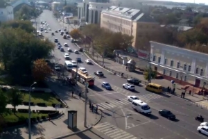 Обновлено! Камера «Реала» запечатлела десятки байкеров на площади Октябрьской. Один из них оказался в больнице