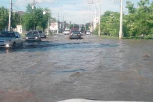 Астраханцев просят помочь жителям затопленных районов