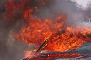 Несколько часов назад в Астрахани загорелся автомобиль