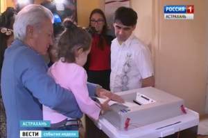 В Астрахани активно голосуют представители партий и кандидаты-одномандатники