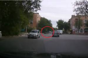 Авария с участием такси в Астрахани попала на видео