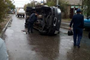 Ритуальный автобус перевернулся после столкновения с маршруткой в Астрахани (фото)