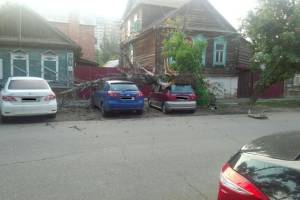 В Астрахани на автомобили упало дерево