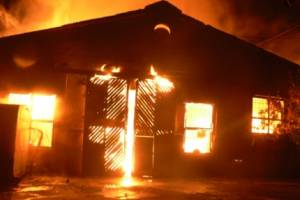 При пожаре на судоремонтном заводе в Астрахани погиб человек