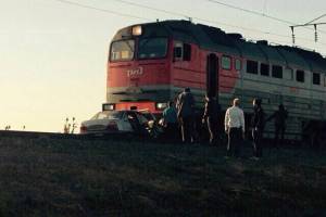 Автомобиль попал под поезд в Астраханской области.Фото