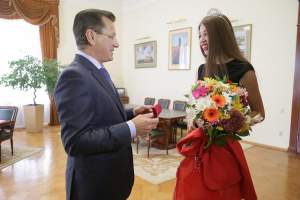 Александр Жилкин поздравил астраханку с победой в международном конкурсе красоты