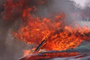 В Астрахани загорелось авто. Водителя удалось спасти