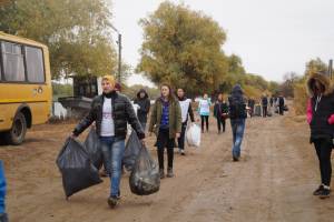 Астраханский мусор убирают американцы