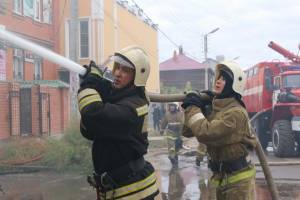 В Астрахани загорелись сразу две квартиры в Трусовском районе