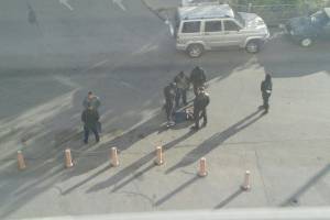 Очевидцы сняли задержание подозреваемого в стрельбе на рынке в Астрахани