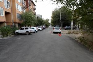 В Астрахани 12-летний мальчик выбежал на дорогу и попал под авто