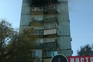 Срочно! В эти минуты в Астрахани горят два этажа многоэтажки. Жильцы эвакуированы