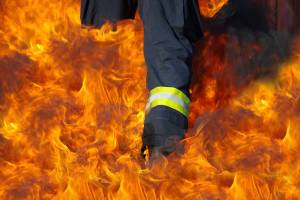 В Астрахани из горящего дома спасли двух человек