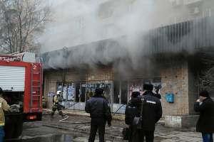 В Астрахани напротив Кировского рынка загорелось многоэтажное здание