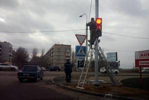 В Астрахани установили светофор около популярного торгового центра