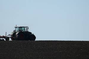 У женщины-фермеры арестовали трактора в Астраханской области