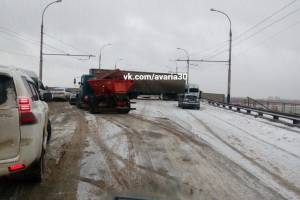 В Астрахани на Новом мосту фура зажала маршрутку
