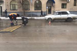 На улице Богдана Хмельницкого в Астрахани устанавливают «лежачего полицейского»