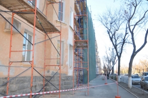 В Астрахани ремонтируют фасады и благоустраивают дворовые территории