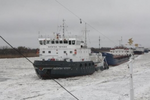 Астраханский ледокол «Капитан Чечкин» освободил ещё одно судно ото льда