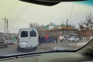 В Астрахани на улице М.Максаковой перевернулся автомобиль