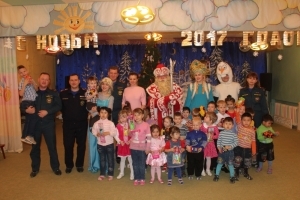 Спасатели поздравили детский дом "Малышок" с наступающим Новым годом