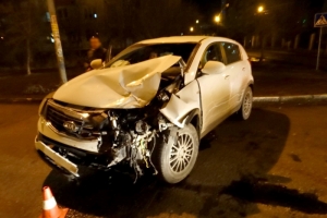 Из-за пьяного водителя Kia на улице Наб Приволжского Затона пострадал водитель внедорожника