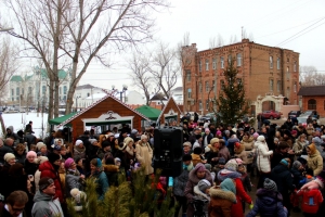 У Покровского кафедрального собора Астрахани 7 января угощают блинами и водят хороводы