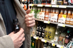 В астраханском гипермаркете поймали вахтовиков с дорогим алкоголем за пазухой