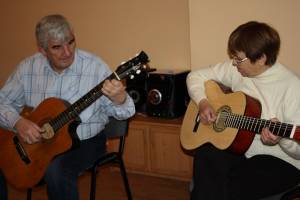 Любой астраханский пенсионер может научиться играть на гитаре