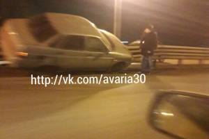 В Астрахани автомобиль повис на леерном ограждении