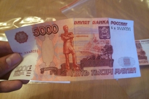 На АЗС в Астраханской области обнаружены фальшивые 5 тысяч рублей