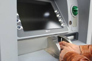 Снимать деньги из банкоматов можно будет по отпечатку пальца