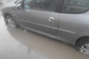 На улице Куликова в Астрахани затопило автомобили