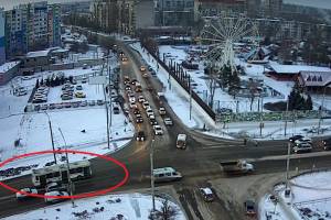 Грубое нарушение ПДД пассажирским автобусом в Астрахани попало на видео