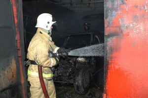 В Астраханской области произошло два пожара - сгорел гараж и пострадал человек