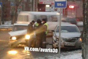В Астрахани столкнулись  «Тойота» и «Лада» Один из водителей, возможно, пьян